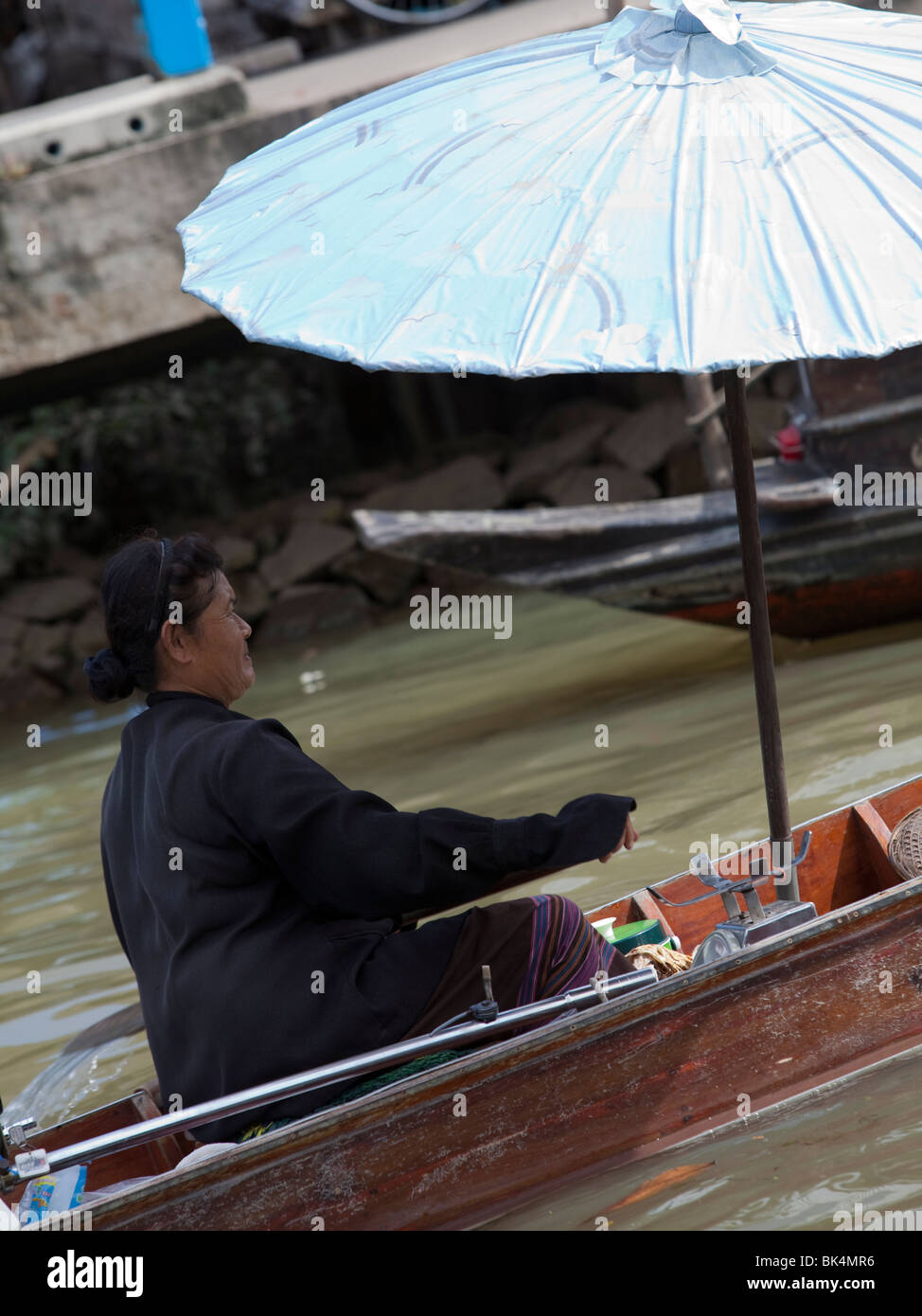 Les bateaux traditionnels dans un marché flottant près de Bangkok Banque D'Images