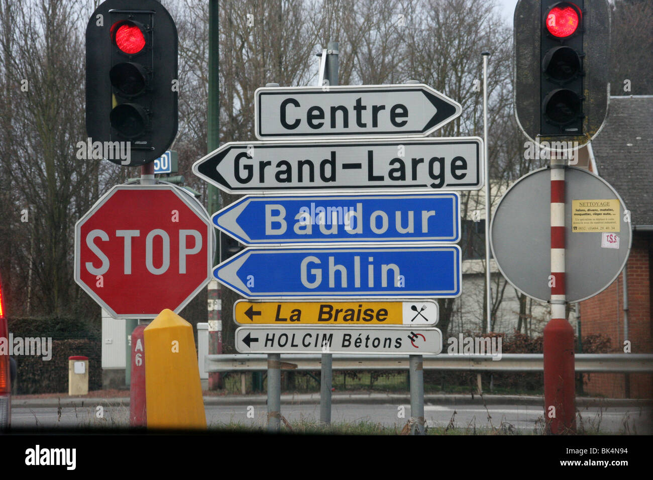 La signalisation routière en Belgique Banque D'Images