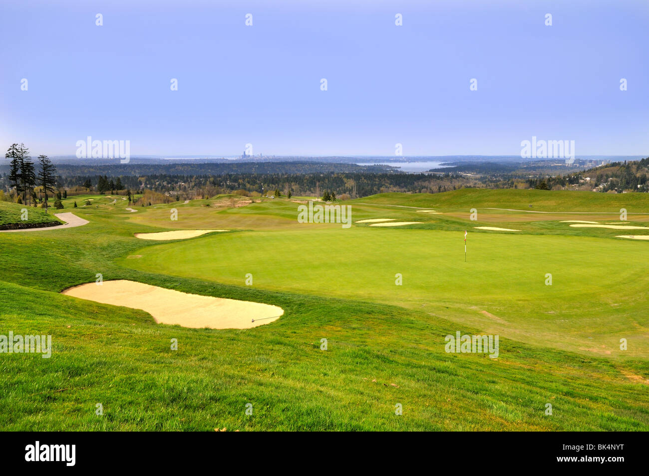Vue sur le terrain de golf à Newcastle, Washington, Seattle avec près de 10  milles de distance visible au loin Photo Stock - Alamy