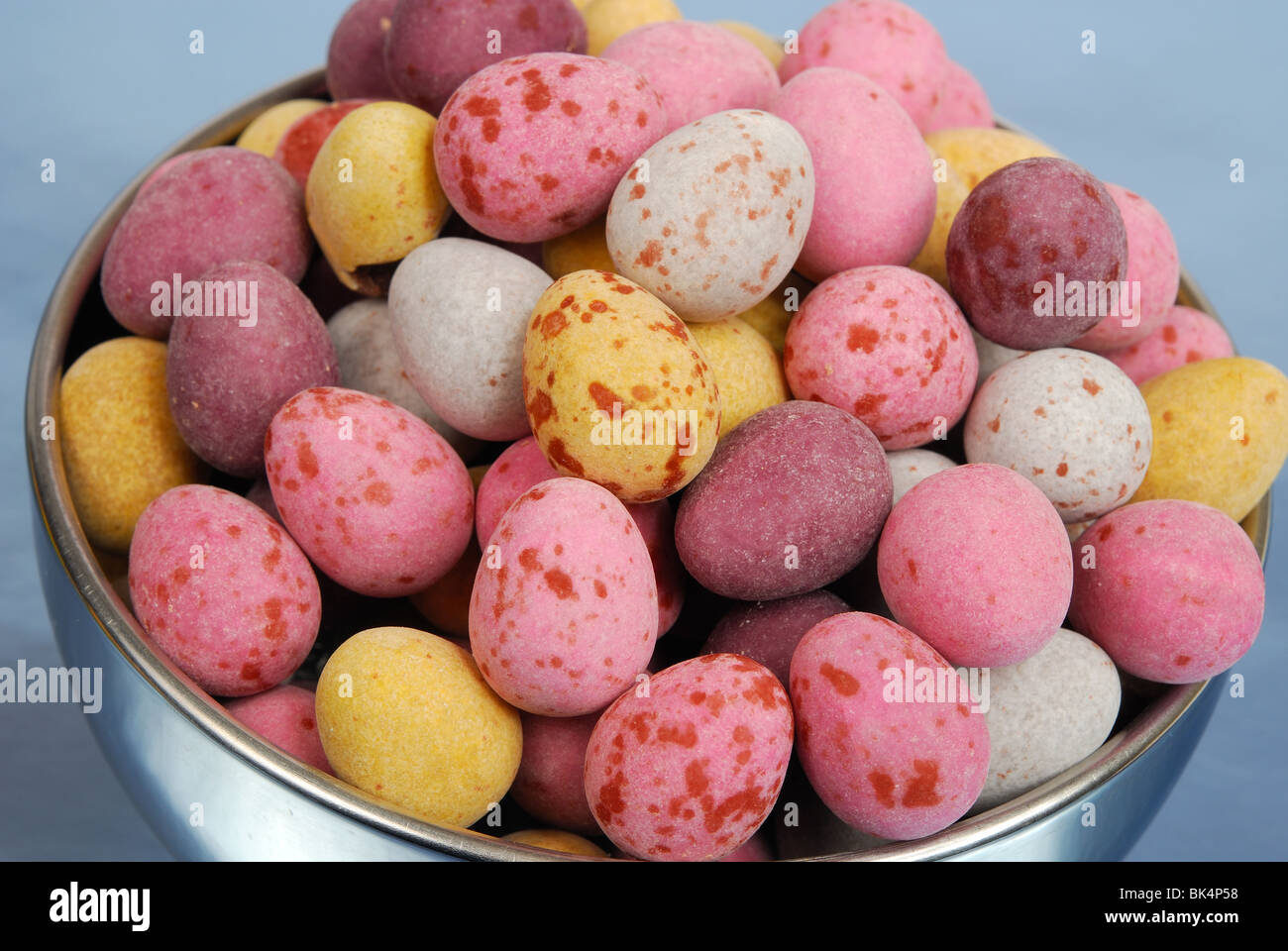 Un bol de bonbons au chocolat enrobés de mini oeufs de Pâques. Banque D'Images