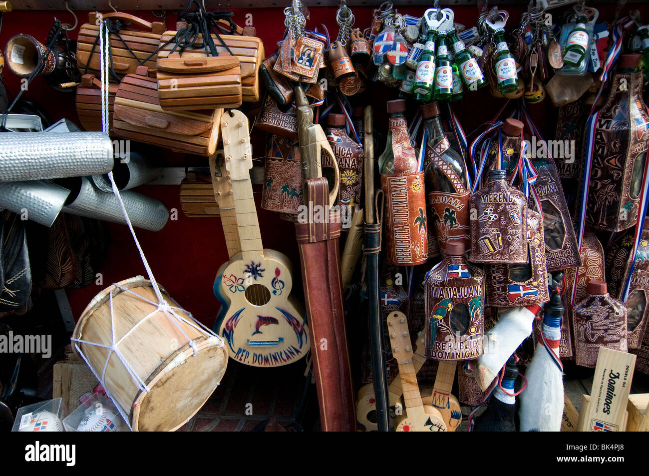 Souvenirs à vendre au marché, au centre-ville de Santo Domingo, République Dominicaine Banque D'Images