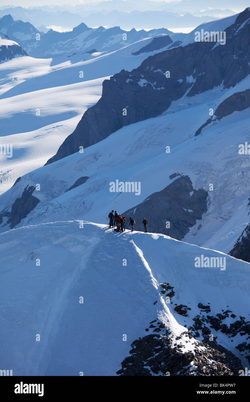 Alpinistes sur le pic de Marc Lacelle dans le massif du Monte Rosa, Alpes italiennes, Piedmont, Italy, Europe Banque D'Images