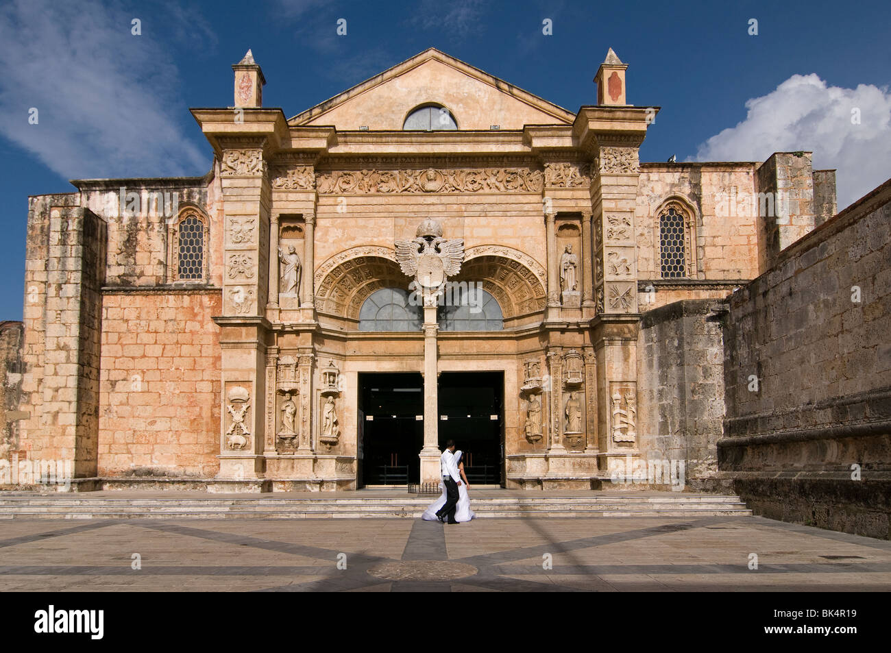 Une mariée et un marié à la cathédrale de la Basilique de Santa Maria la Menor ( Catedral Primada de America ) En République dominicaine de Saint-Domingue Banque D'Images
