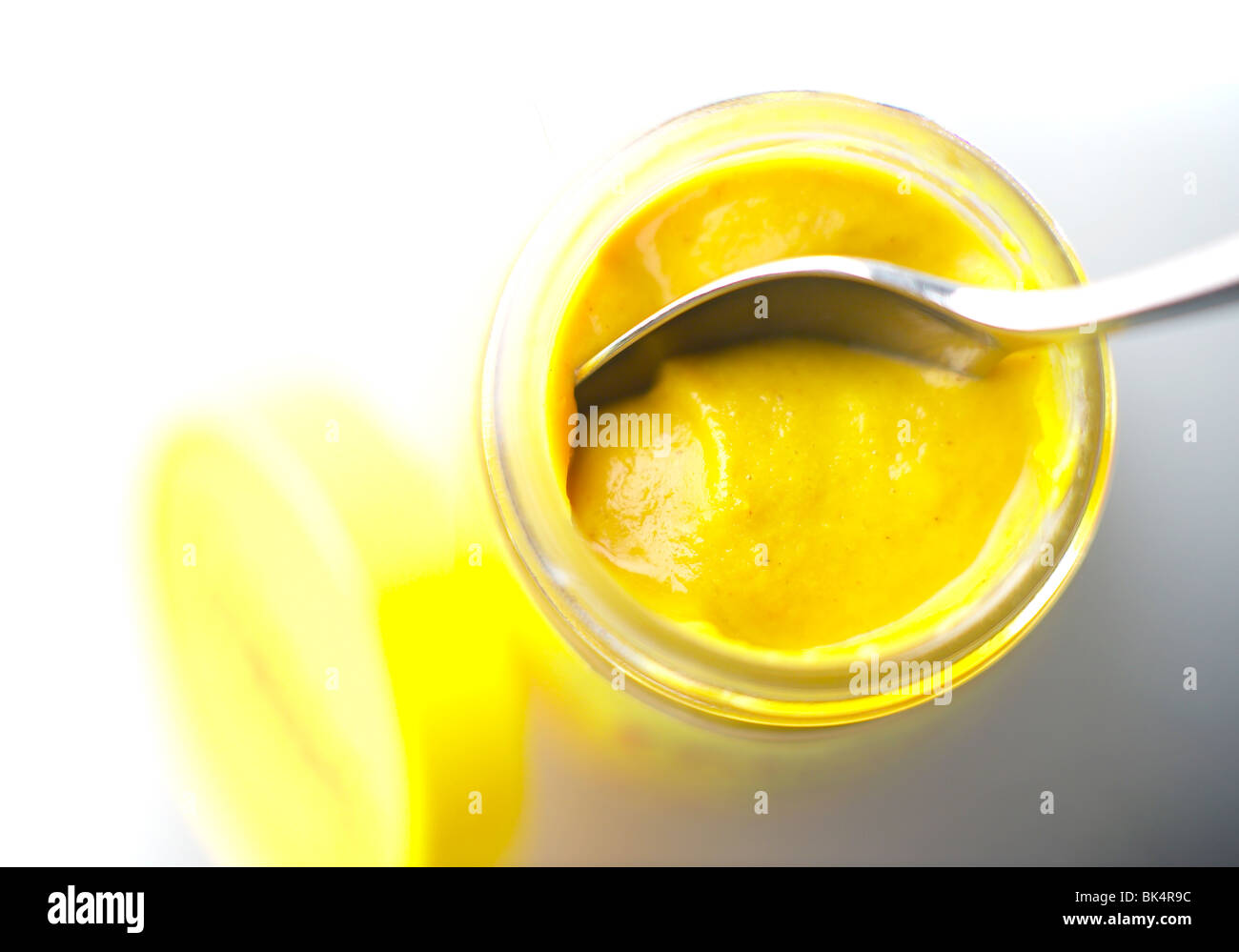 Pot de moutarde anglaise jaune avec cuillère Banque D'Images