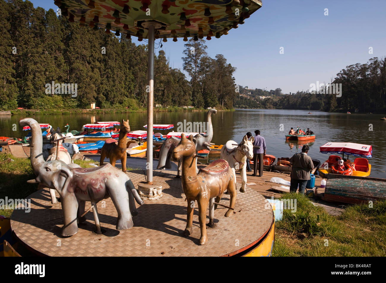 L'Inde, le Tamil Nadu, Udhagamandalam (Ooty), lac old merry go round en jardin d'agrément Banque D'Images