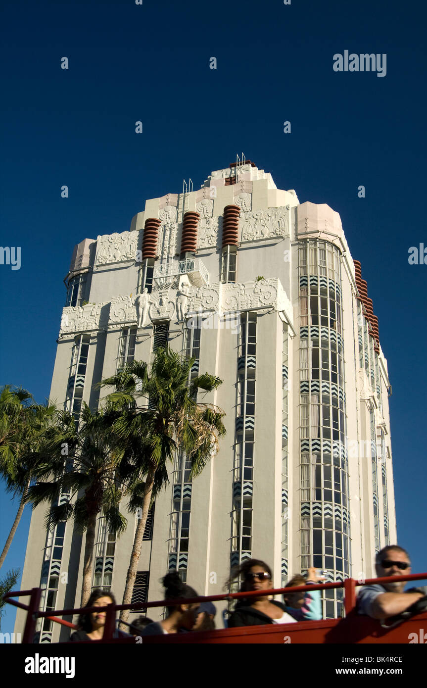 Un bus touristique passe le Sunset Tower Hotel sur Sunset Boulevard à West Hollywood, Californie Banque D'Images