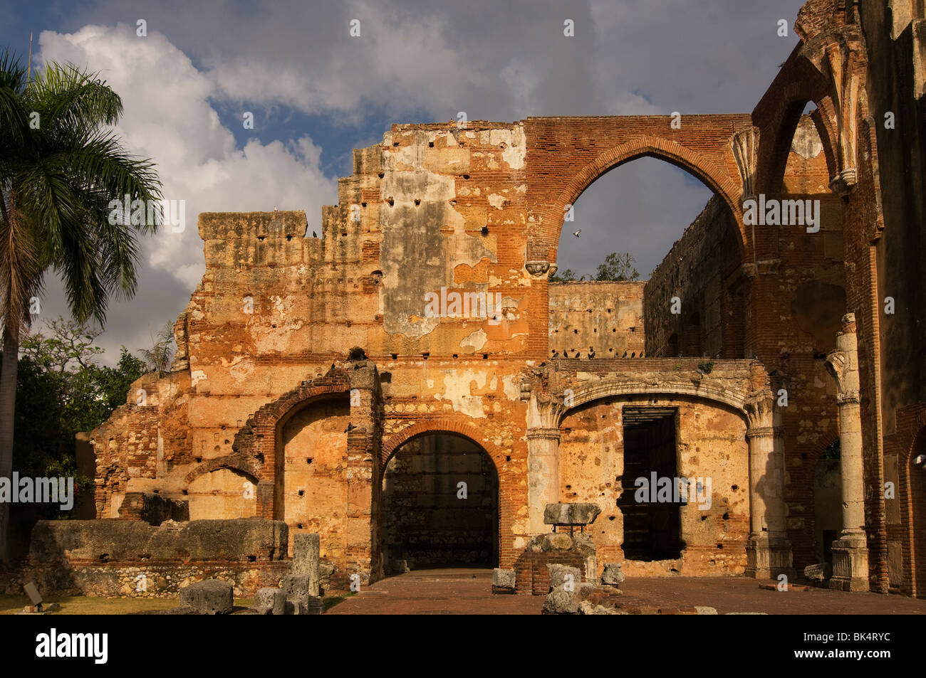 Ruines de l'hôpital du XVe siècle San Nicolas de Bari Dans le quartier colonial de Zona, un site classé au patrimoine mondial de l'UNESCO En République dominicaine de Saint-Domingue Banque D'Images