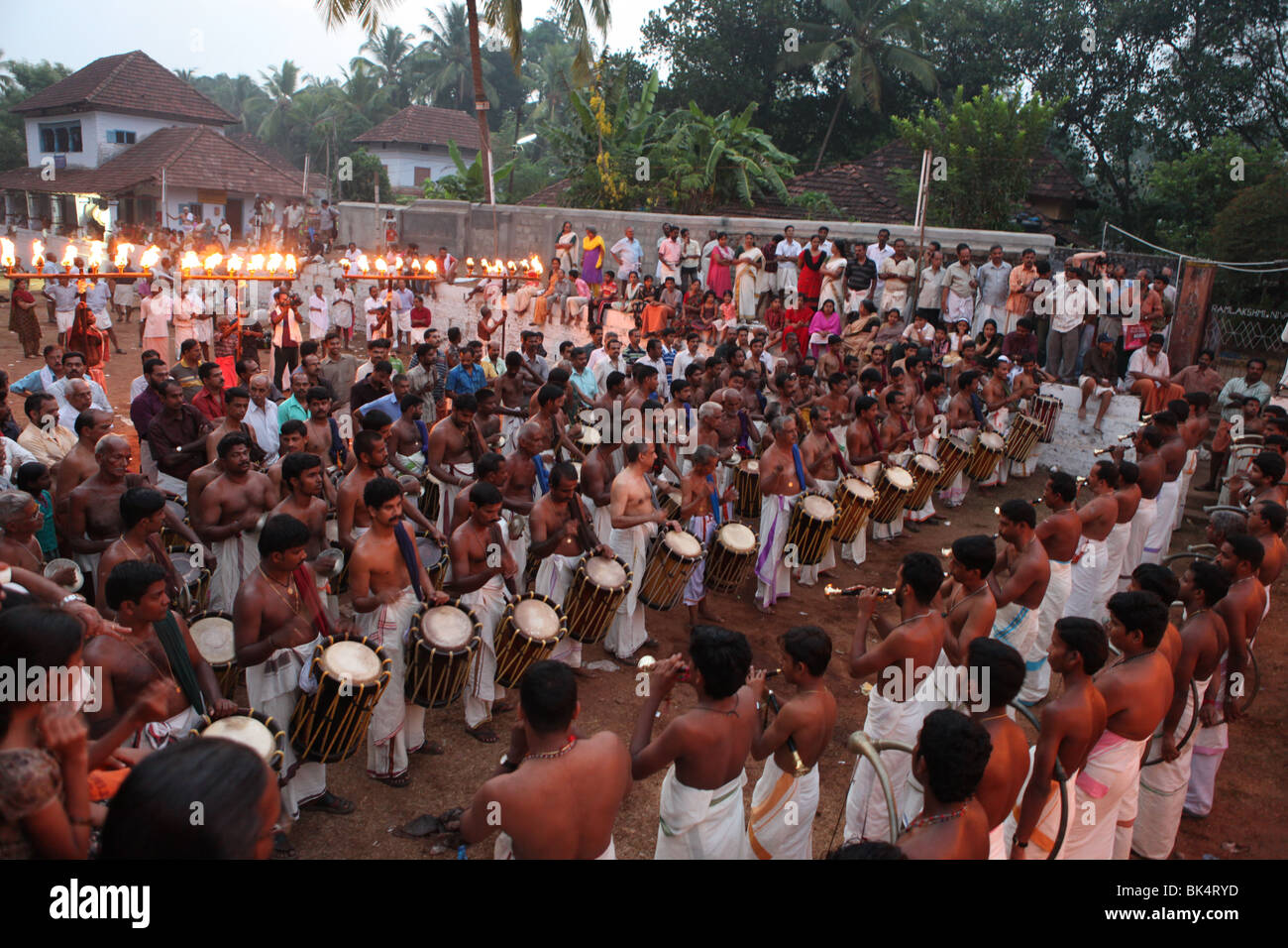 Peruvanam,pooram festival annuel d'un temple près de thrissur, Kerala, célèbre pour la procession d'éléphants et chenda melam ou tambour orchestra,panchari melam Banque D'Images