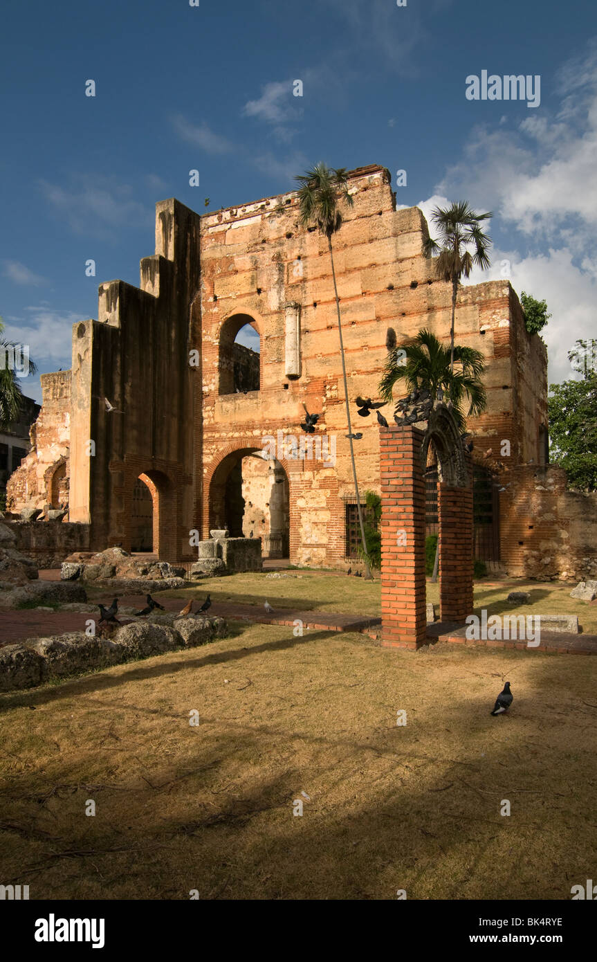 Ruines de l'hôpital du XVe siècle San Nicolas de Bari Dans le quartier colonial de Zona, un site classé au patrimoine mondial de l'UNESCO En République dominicaine de Saint-Domingue Banque D'Images