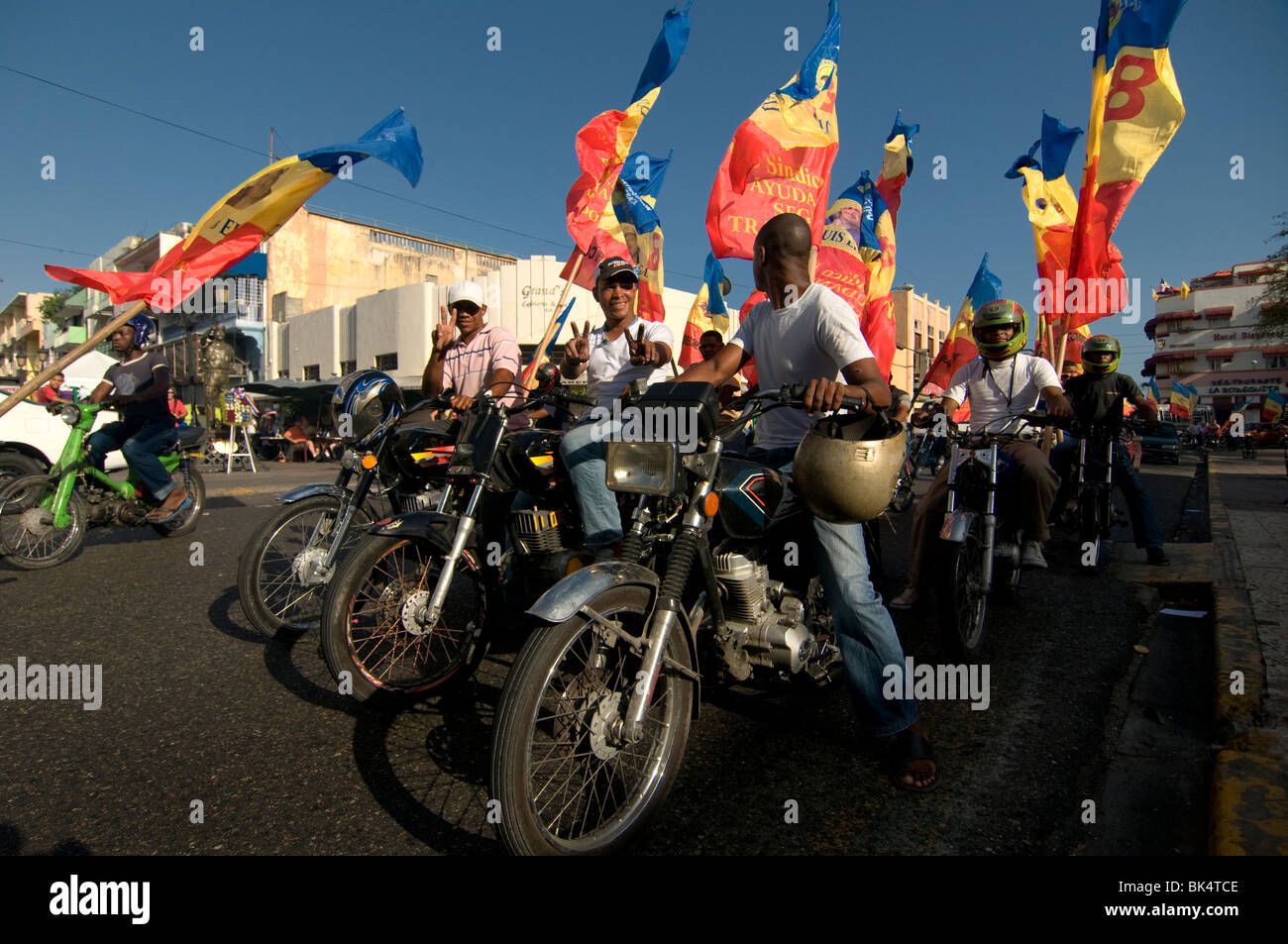 Les motocyclistes avec drapeaux nationaux à un rassemblement politique au centre-ville de Santo Domingo République Dominicaine Banque D'Images