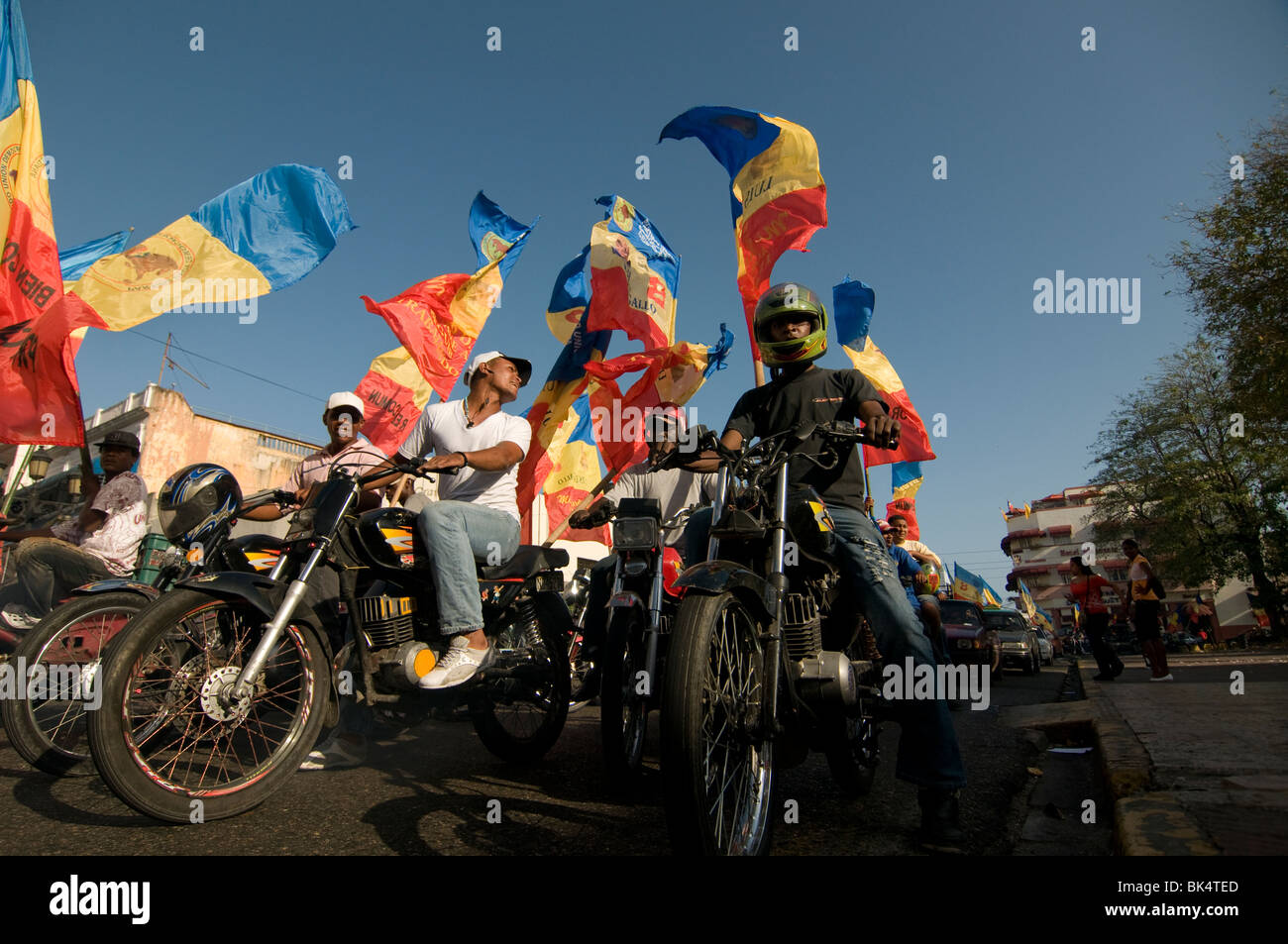 Les motocyclistes avec drapeaux nationaux à un rassemblement politique au centre-ville de Santo Domingo République Dominicaine Banque D'Images