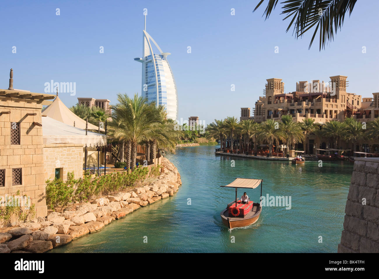 Madinat Jumeirah et Burj Al Arab, la plage de Jumeirah, Dubai, Émirats arabes unis, Moyen Orient Banque D'Images
