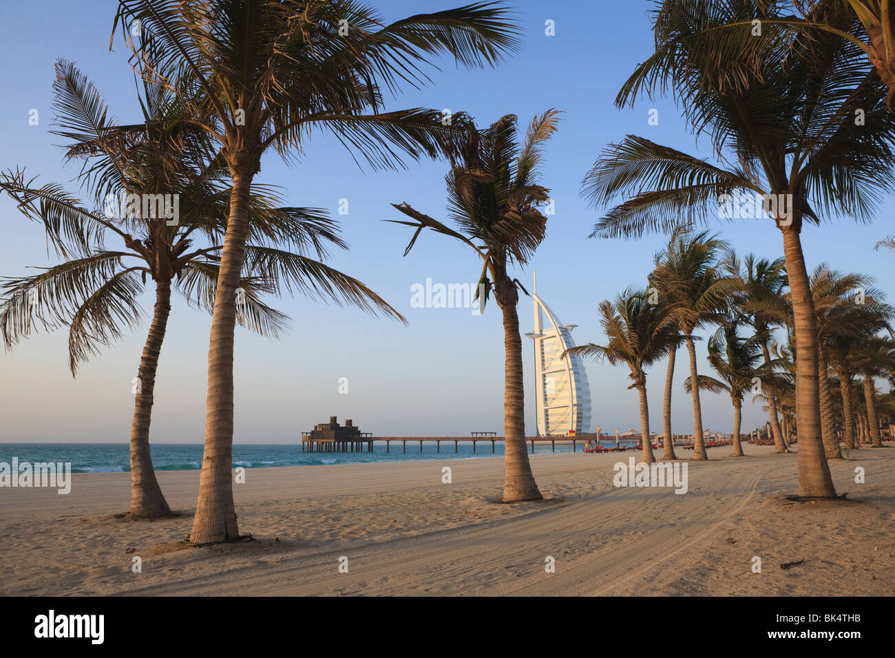 Jumeirah Beach et l'hôtel Burj Al Arab, Dubaï, Émirats arabes unis, Moyen Orient Banque D'Images