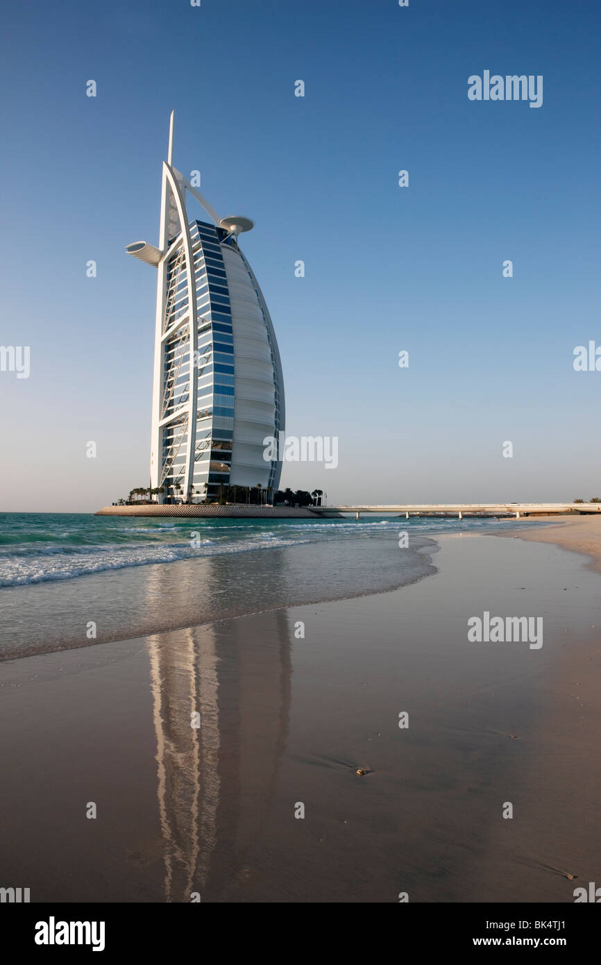 Hôtel Burj Al Arab, la plage de Jumeirah, Dubai, Émirats arabes unis, Moyen Orient Banque D'Images