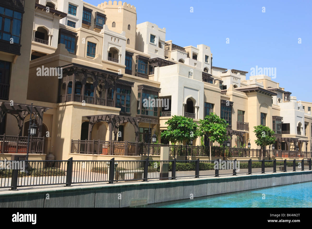 De nouveaux immeubles à appartements de style mauresque, le centre ville de Burj Dubai, Dubaï, Émirats arabes unis, Moyen Orient Banque D'Images