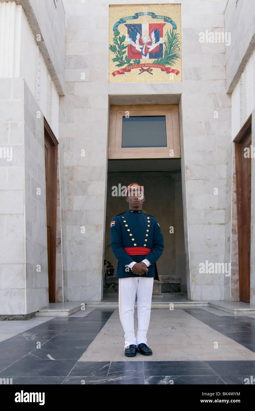 Un garde se tient à l'entrée du mausolée de l'autel de la Patria dans le parc Parque Independencia en République Dominicaine de Santo Domingo Banque D'Images