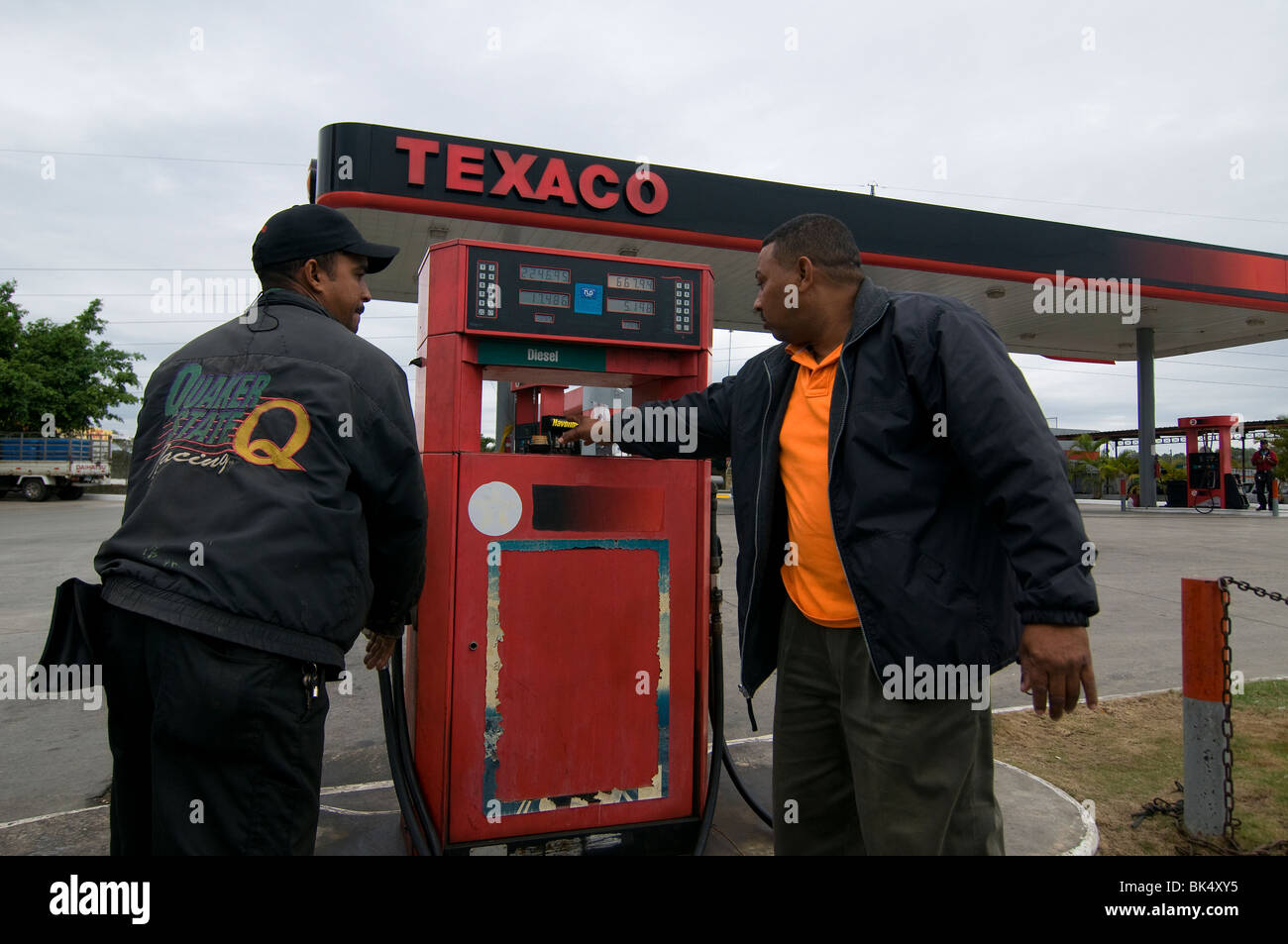 Client à la station de remplissage d'essence Texaco à Santo Domingo République dominicaine. Texaco est une filiale de pétrole américain Chevron Corporation Banque D'Images