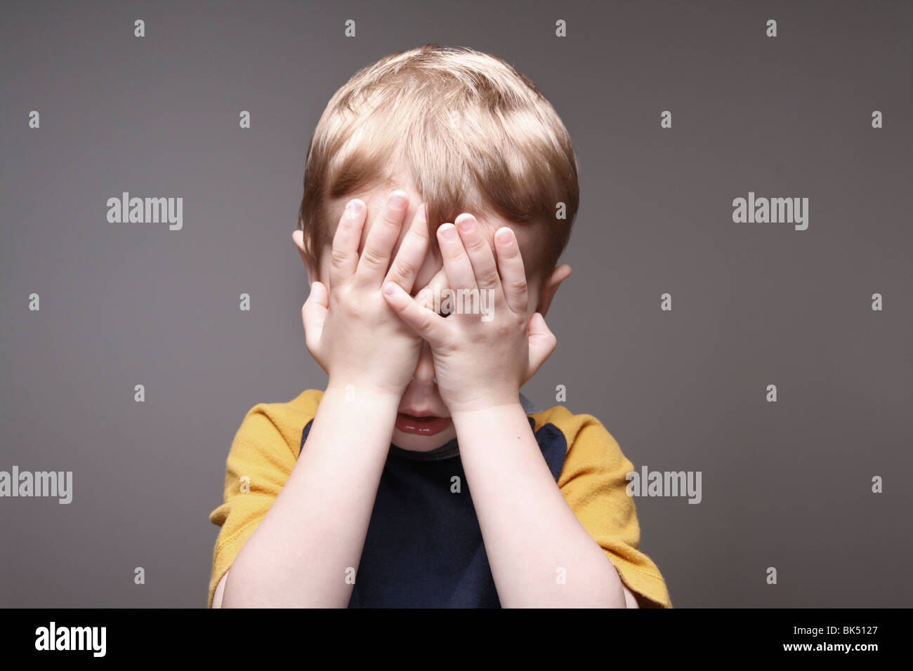 Boy Covering Face Banque D'Images