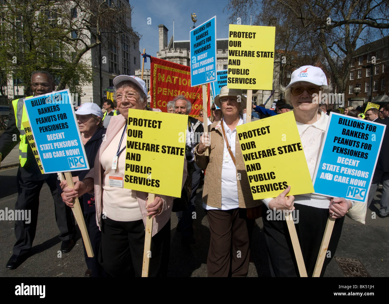 Démonstration par les travailleuses et travailleurs de la fonction publique et des retraités à la demande pour la protection de l'enfance et juste des pensions. Banque D'Images