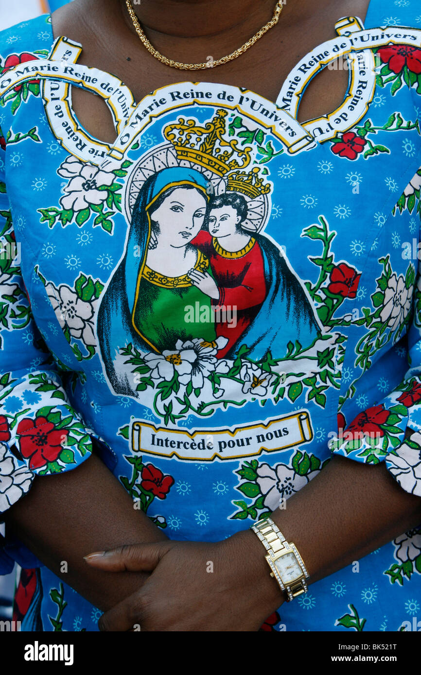 Femme catholique africain, Lourdes, Hautes Pyrénées, France, Europe Banque D'Images