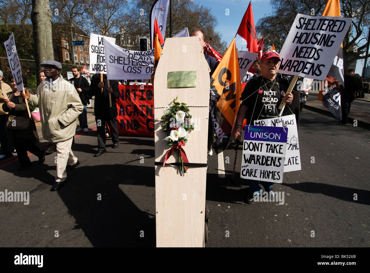 Démonstration par les travailleuses et travailleurs de la fonction publique et des retraités à la demande pour la protection de l'enfance et juste des pensions. Banque D'Images