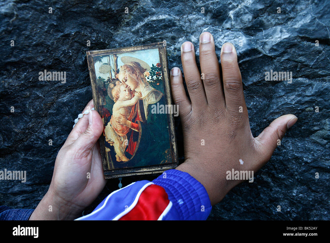 Pèlerins de toucher la grotte de Lourdes, Lourdes, Hautes Pyrénées, France, Europe Banque D'Images