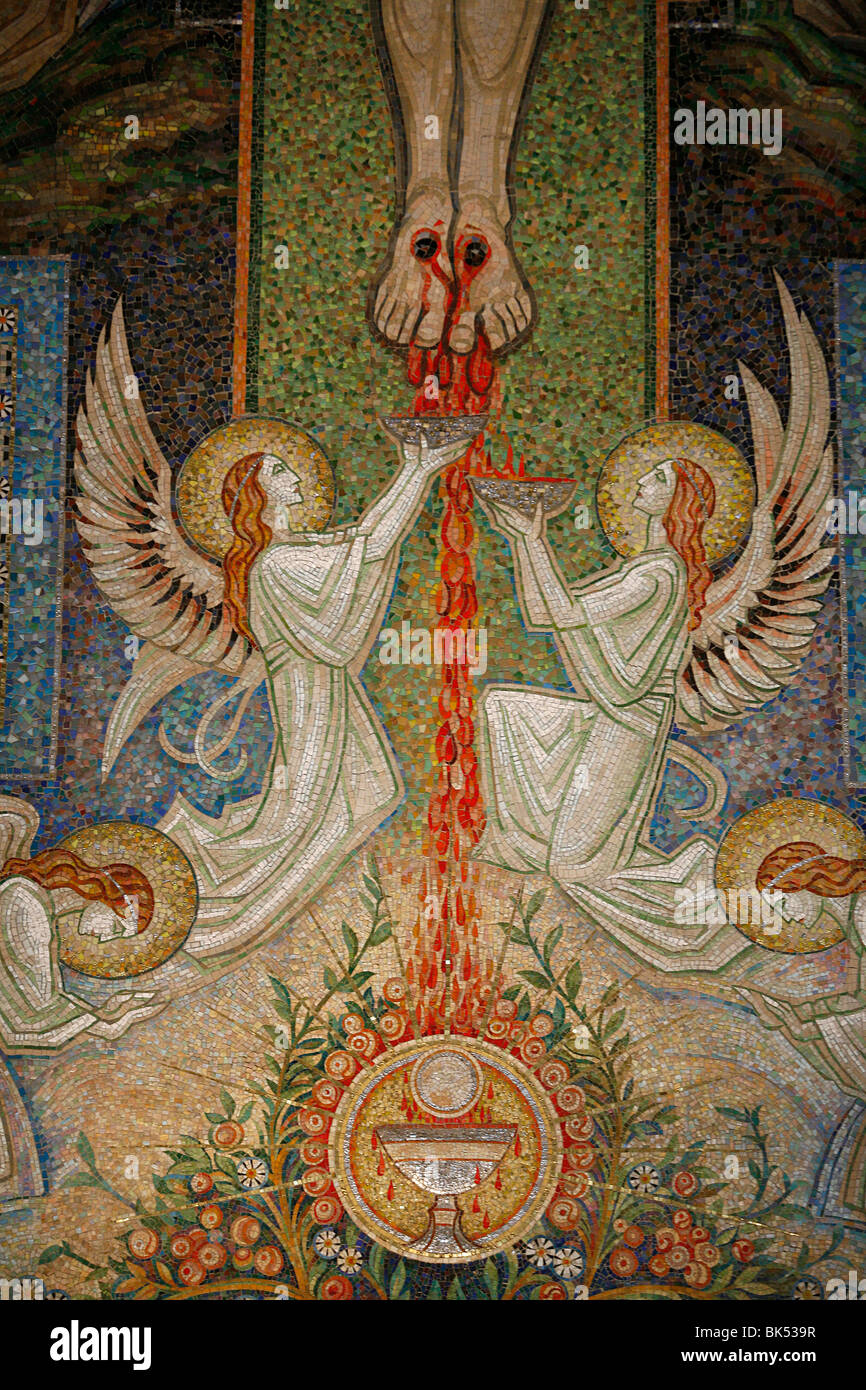 Détail de la mosaïque par Antoine Molkenboer montrant le Sang du Christ, Annecy, Haute Savoie, France, Europe Banque D'Images