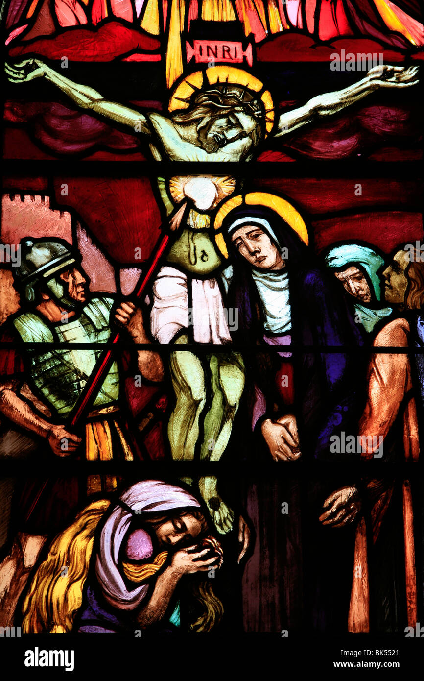 Vitrail du Christ sur la croix, dans l'Abbaye Saint-Pierre de Solesmes, Solesmes, dans la Sarthe, Pays de la Loire, France, Europe Banque D'Images