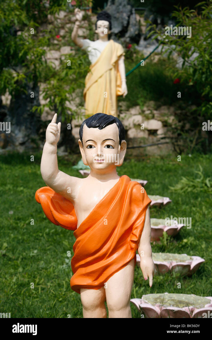 Statue de Bouddha, le Prince Siddhartha en tant qu'enfant, Sainte-Foy-Les-Lyon, Rhône, France, Europe Banque D'Images