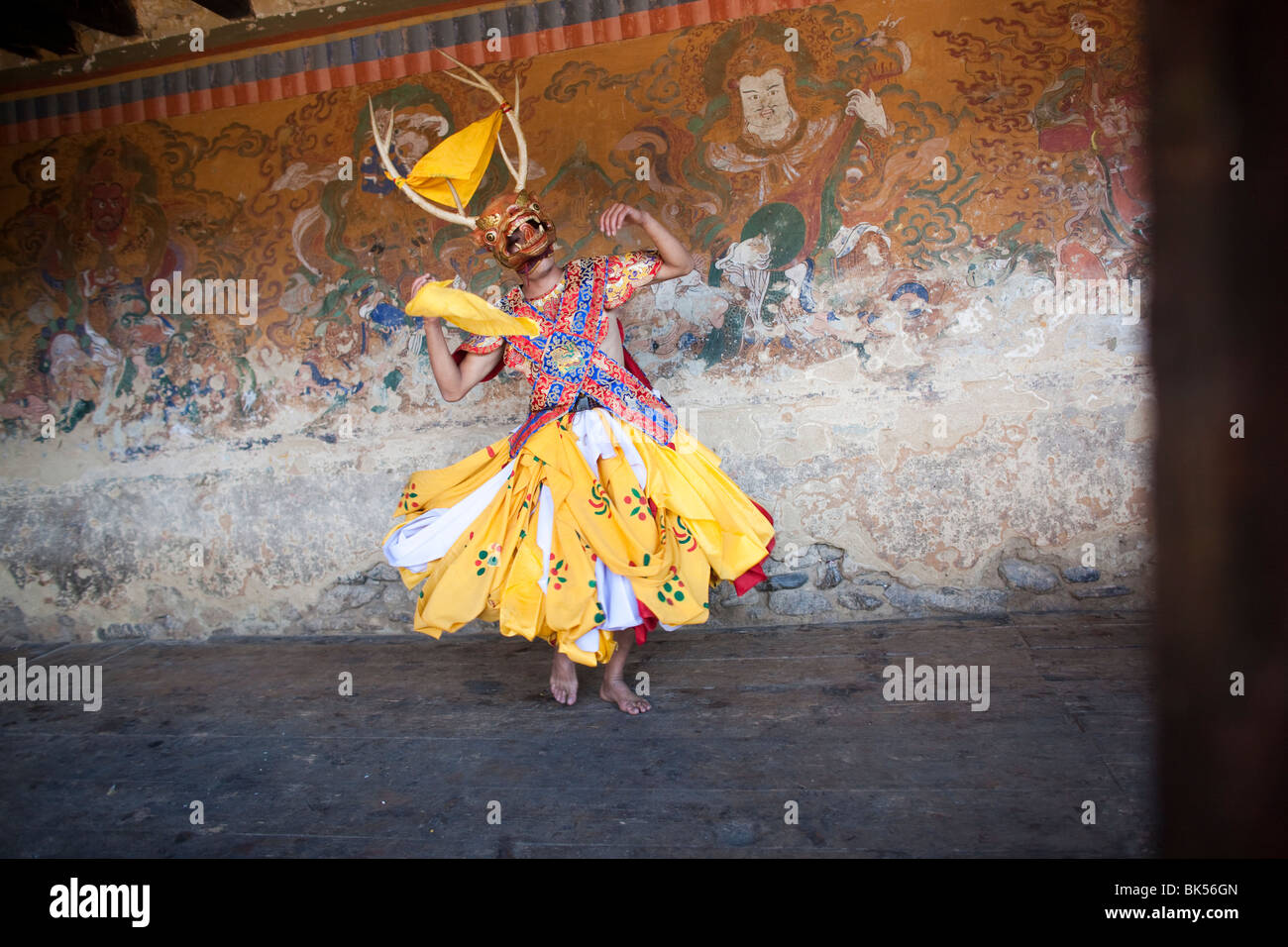 Des moines bouddhistes à célébrer une fête traditionnelle ou Tsechu au Bhoutan Banque D'Images