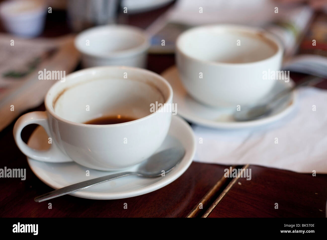 Les tasses de café sur une table dans un café Banque D'Images Les tasses de café sur une table dans un café Banque D'Images