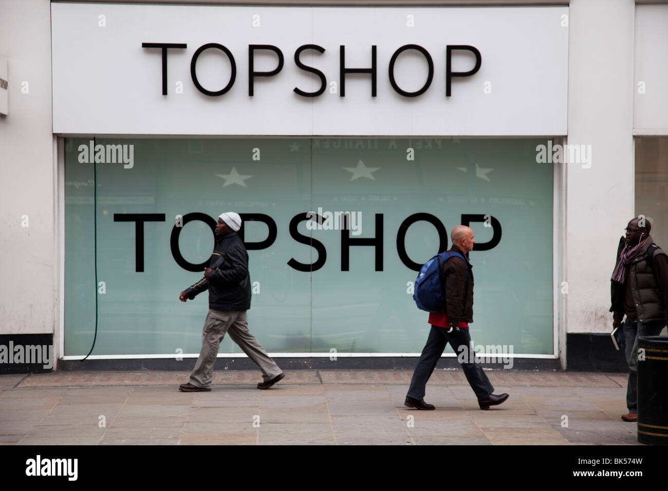Les gens passent devant la boutique de high street avant de chaîne de  magasins de mode, Topshop. Londres Photo Stock - Alamy