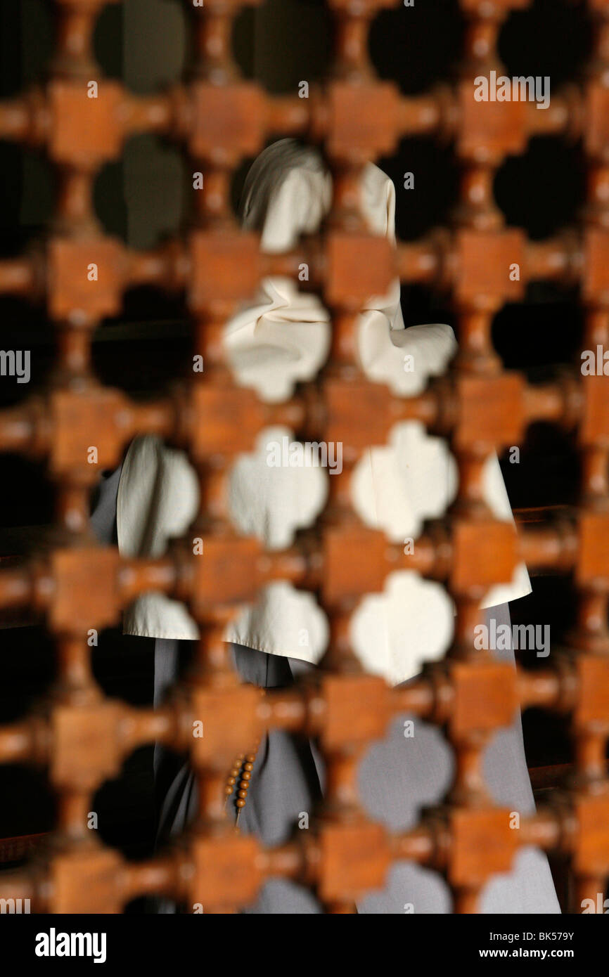 Nun praying, Popenguine, Thiès, Sénégal, Afrique de l'Ouest, l'Afrique Banque D'Images