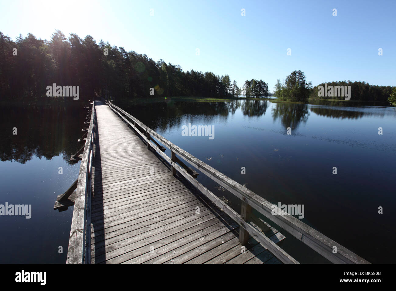 Passerelle en bois sur le lac Puruvesi, Punkaharju, réserve naturelle, le lac Saimaa, District Savonia, Finlande, Scandinavie, Europe Banque D'Images