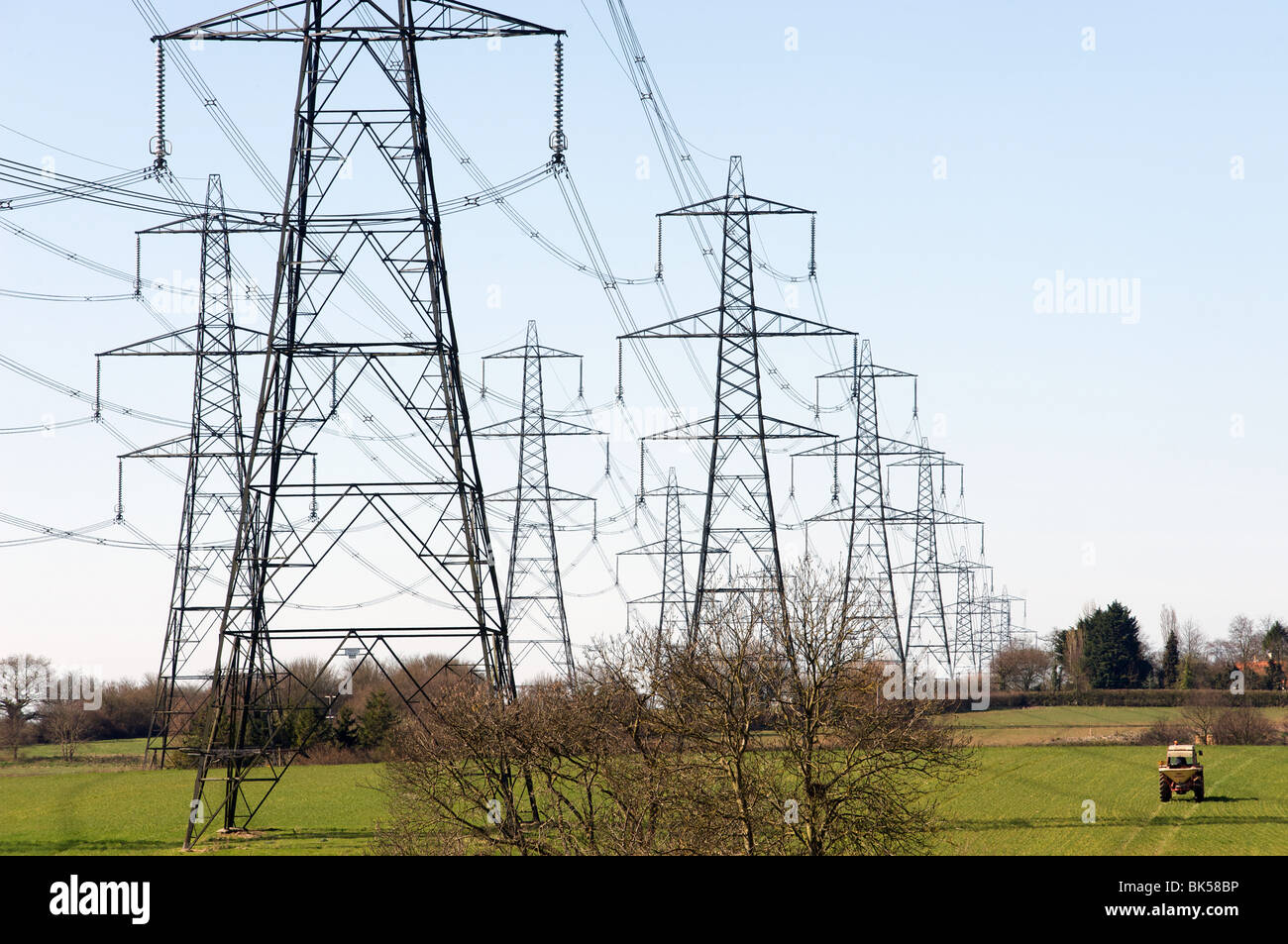 L'application d'engrais pour cultures de blé au champ avec des pylônes à haute tension Banque D'Images L'application d'engrais pour cultures de blé au champ avec des pylônes à haute tension Banque D'Images