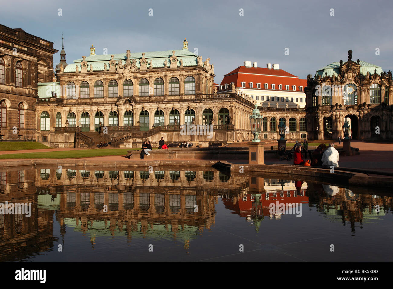 Mathematical-Physical Salon Sciences, Rampart Pavilion et réflexion, le palais Zwinger, Dresde, Saxe, Allemagne, Europe Banque D'Images