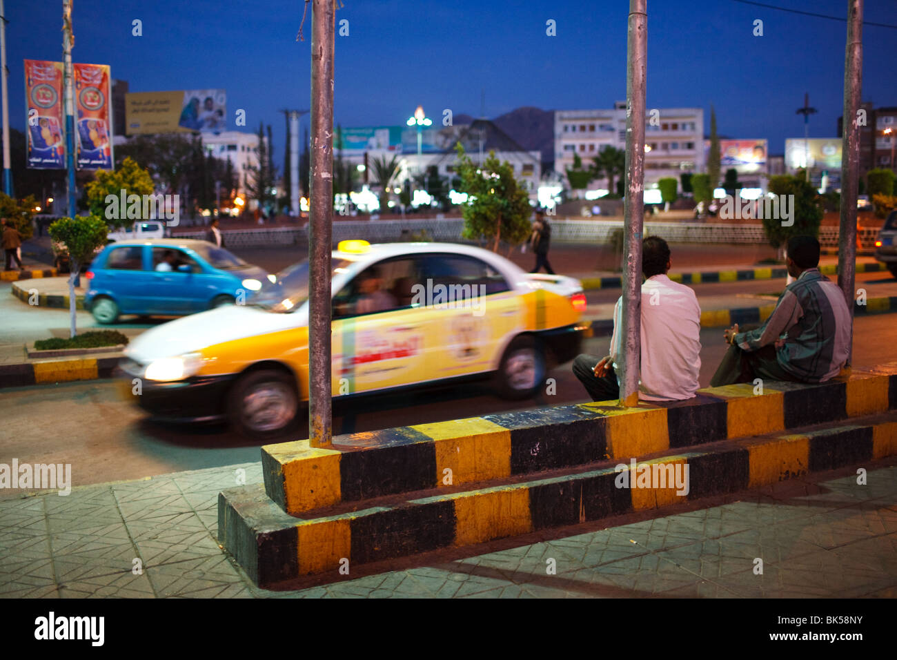 Les hommes passer une soirée à la place Tahrir, Sanaa, Yémen Banque D'Images