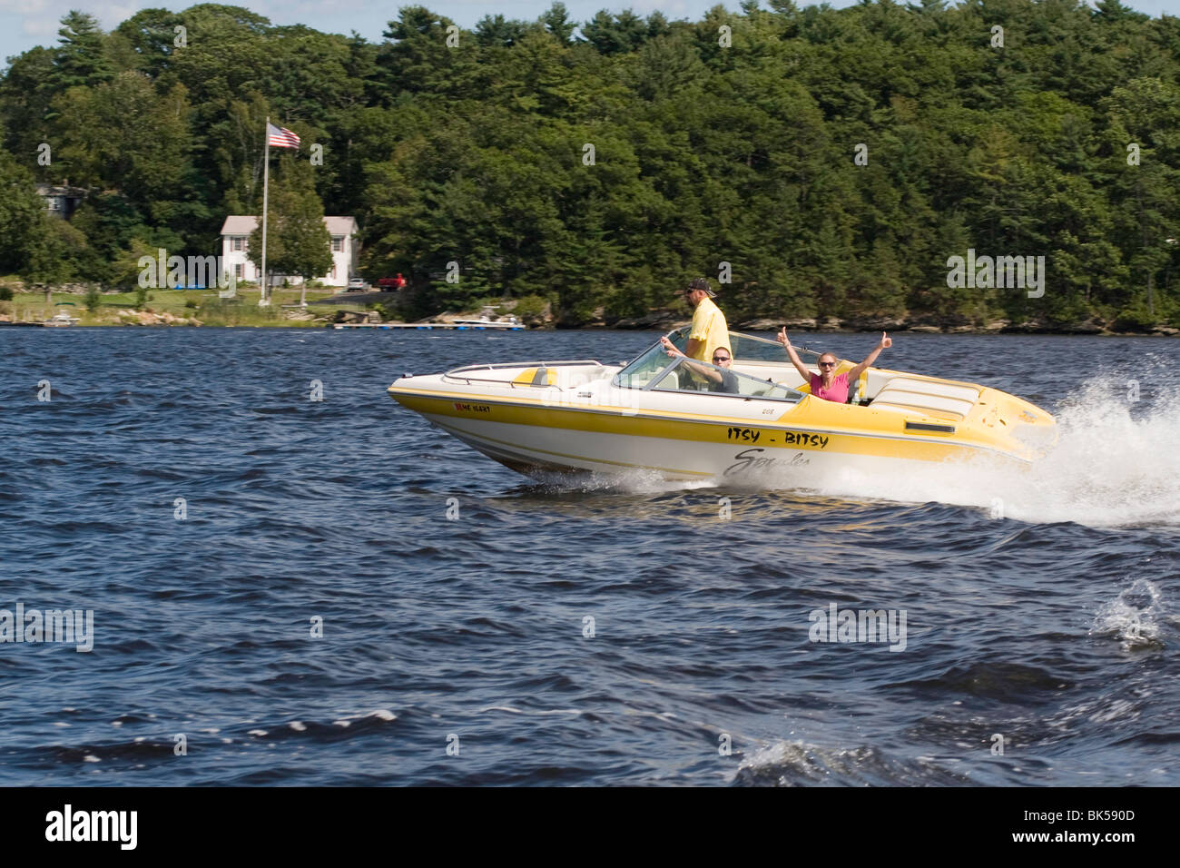 Bateau à moteur rapide avec un double Thumbs Up sur la rivière Kennebec Banque D'Images