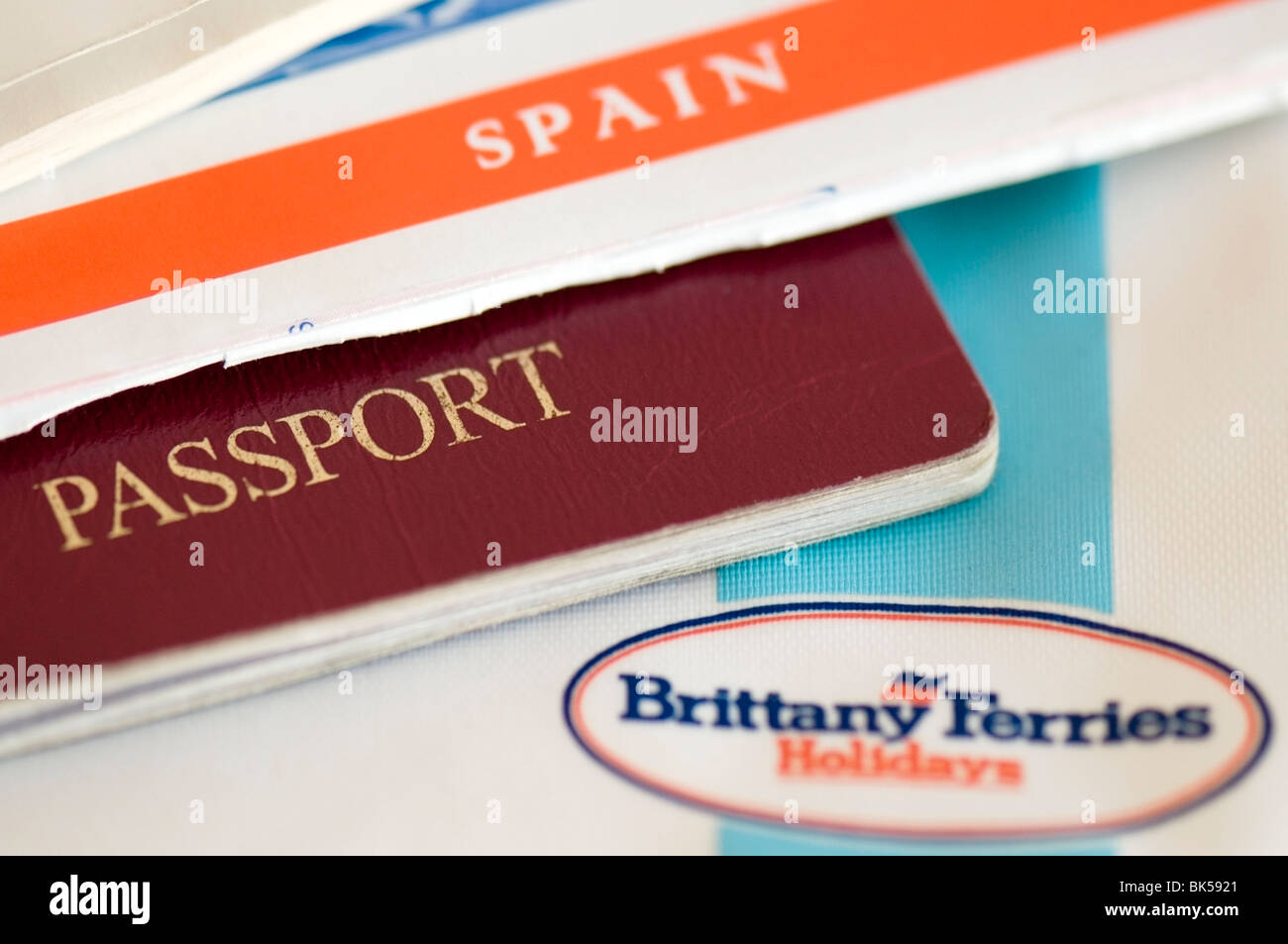 Documents de voyage pack Brittany Ferries pour l'Espagne et passeport britannique close-up Banque D'Images
