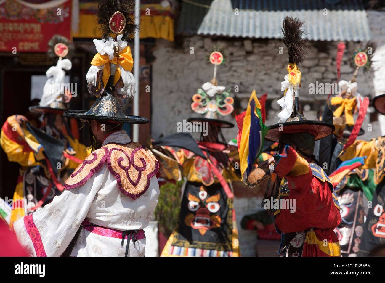 Des moines bouddhistes à célébrer une fête traditionnelle ou Tsechu au Bhoutan Banque D'Images