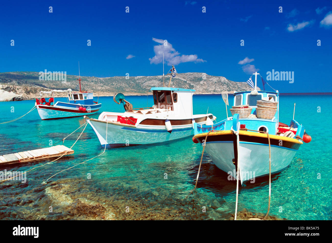 Des bateaux de pêche à l'Anopi Beach, Karpathos, Dodecanese, îles grecques, Grèce, Europe Banque D'Images