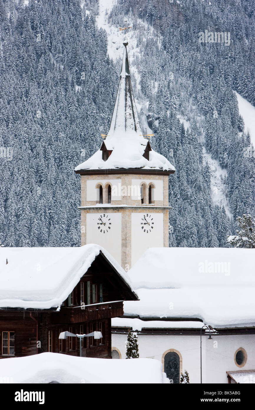 L'église du village de Grindelwald après une lourde chute de neige, Jungfrau Region, Oberland Bernois, Alpes Suisses, Suisse, Europe Banque D'Images