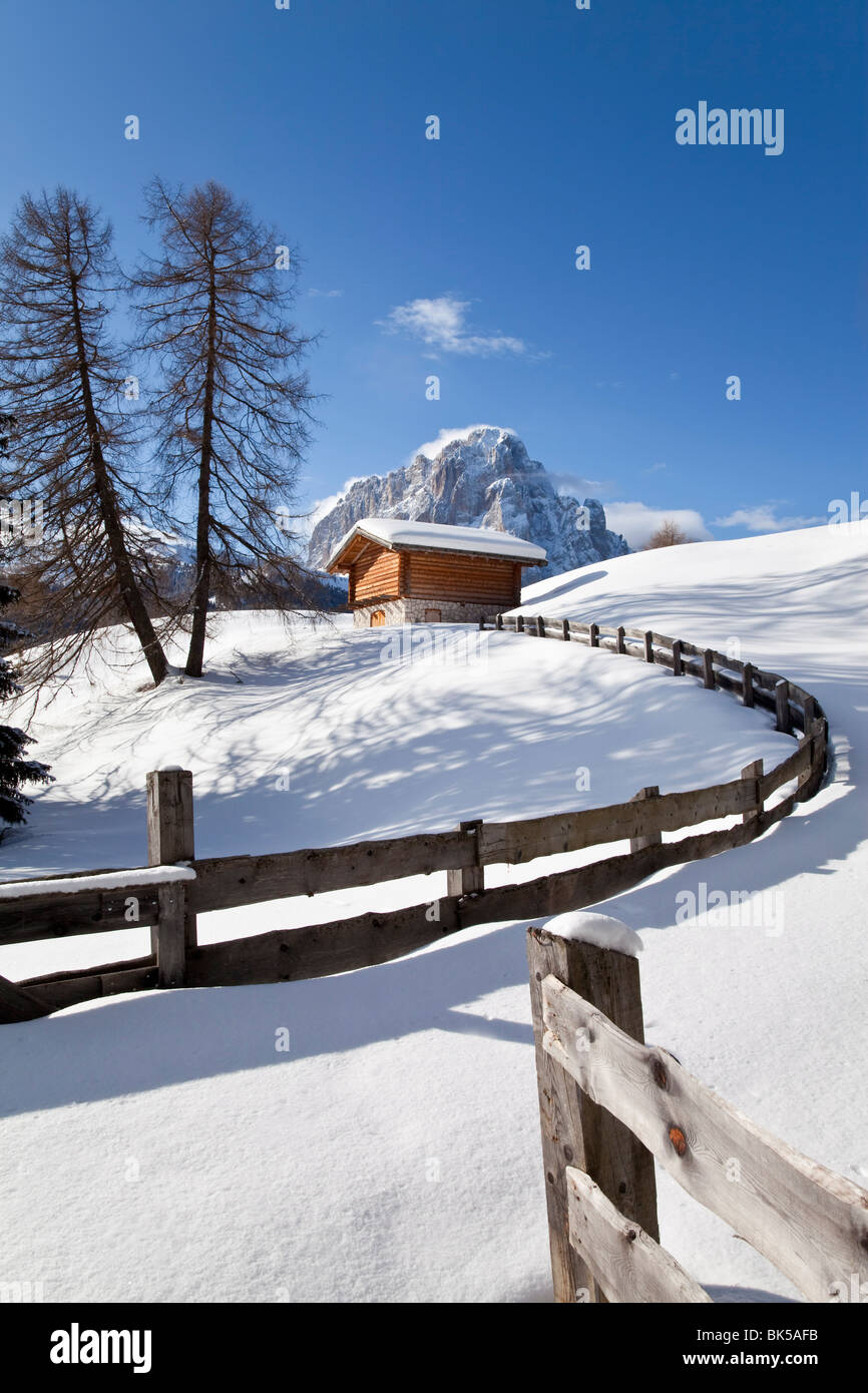 Refuge de montagne couverte de neige d'hiver en face de Sassolungo mountain, Val Gardena, Dolomites, Tyrol du Sud, Italie Banque D'Images