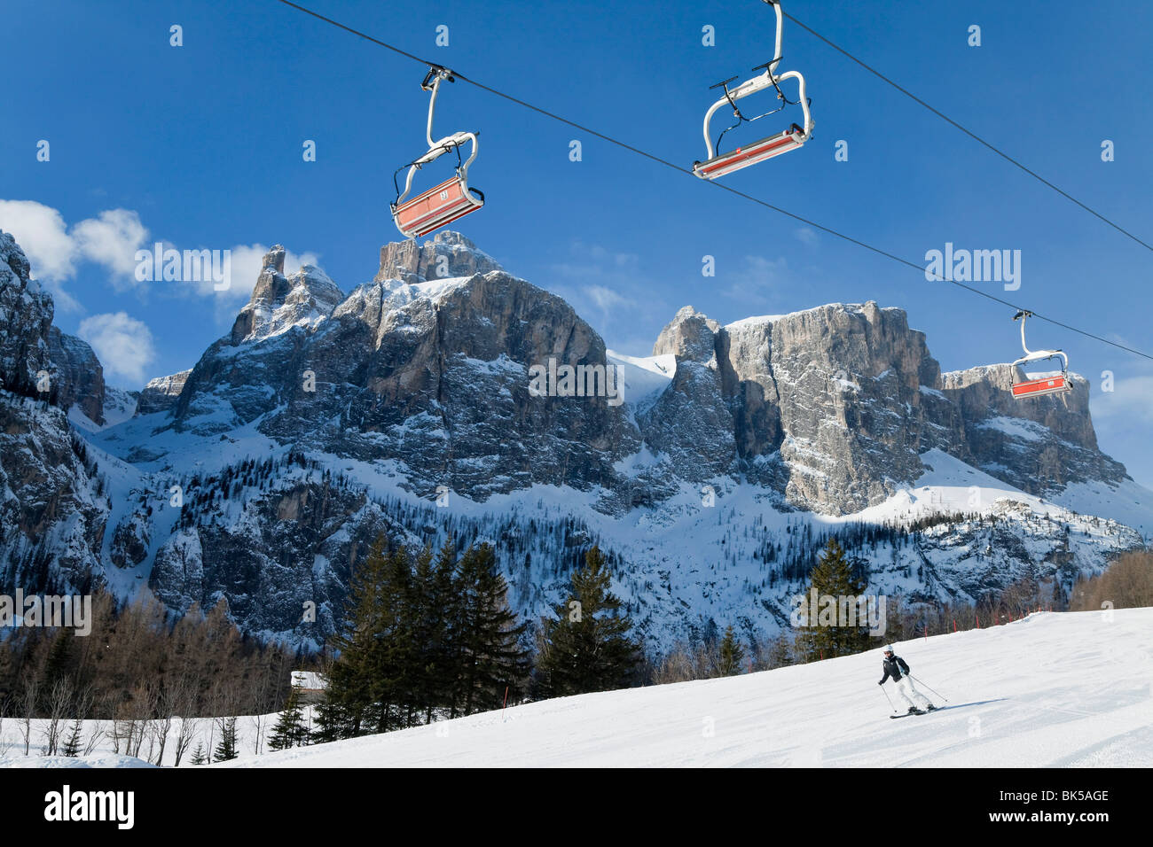 Station de ski de Sella Ronda, Val Gardena, Massif du Sella gamme de montagnes sous la neige d'hiver, Dolomites, Tyrol du Sud, Italie Banque D'Images