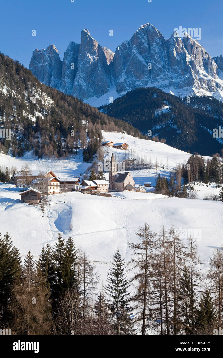 Village et l'église Saint Magdalena, Geisler Spitzen, Val di Funes, Dolomites, Trentino-Alto Adige, Italie du Sud, Europe, Tiro Banque D'Images