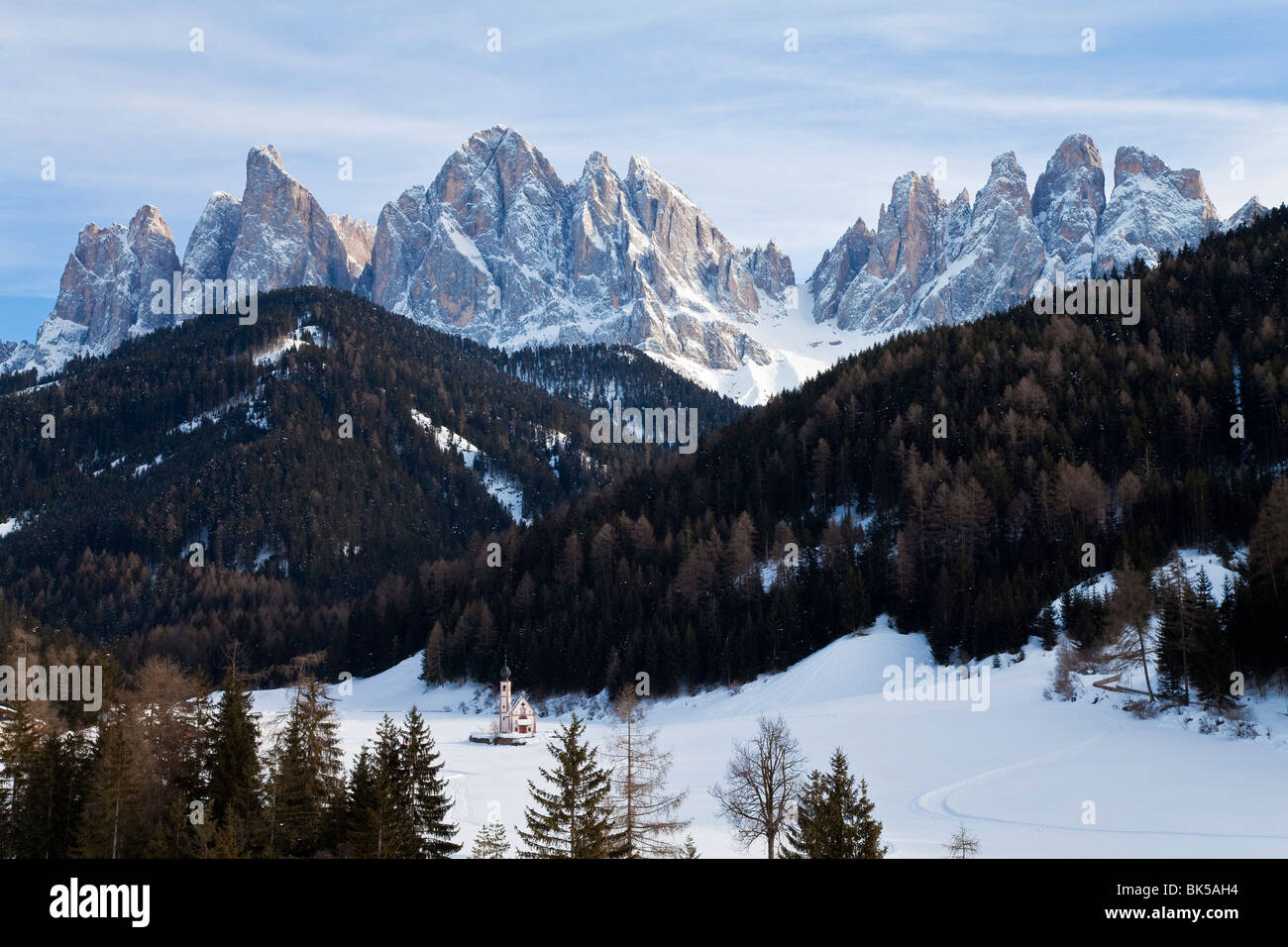 Paysage d'hiver de l'église de Sankt Johann in saintes dans Villnoss, Geisler Spitzen, Tyrol du Sud (Tyrol), Italie Banque D'Images