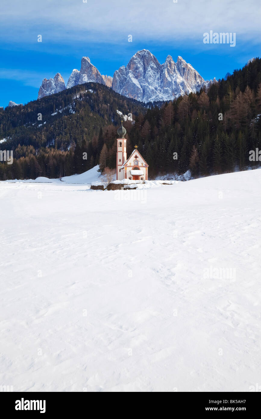 Paysage d'hiver de l'église de Sankt Johann in saintes dans Villnoss, Geisler Spitzen, Tyrol du Sud (Tyrol), Italie Banque D'Images