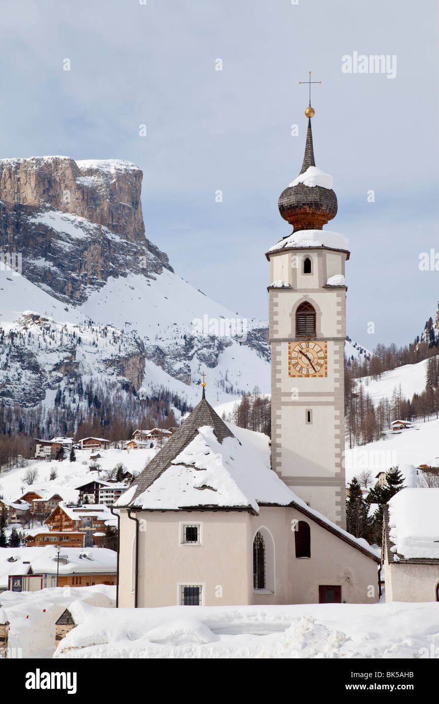 L'église et village de Colfosco dans Badia et Massif du Sella chaîne de montagnes, Tyrol du Sud, Vénétie, Italie Banque D'Images