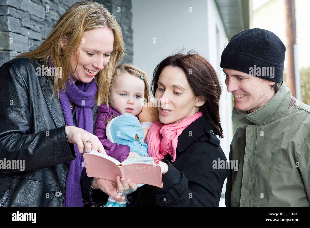 La mère, le père et l'enfant sont les indications ou instructions du propriétaire d'une maison d'hôtes en Irlande Banque D'Images