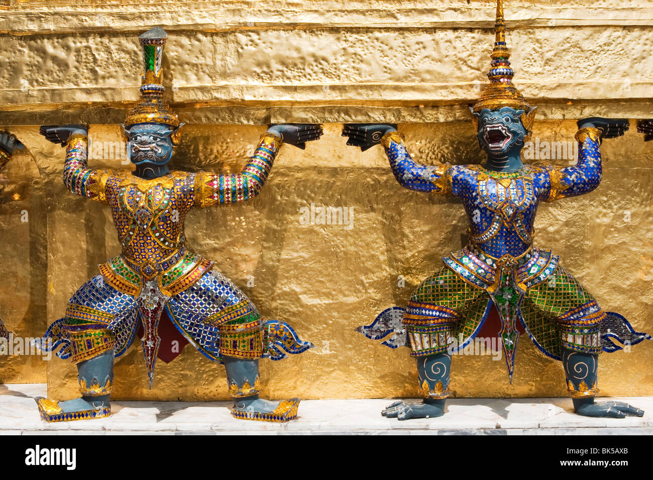 Figurine dorée temple Wat Phra Kaew, dans le Grand Palace, Bangkok, Thaïlande. Banque D'Images Figurine dorée temple Wat Phra Kaew, dans le Grand Palace, Bangkok, Thaïlande. Banque D'Images
